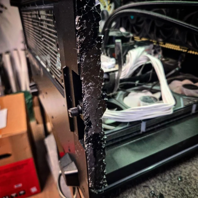 Zlecenie na wymianę obudowy ponieważ w starej obudowie po prostu wybuchła szyba.... #serwis #gdansk #trojmiasto #work #weekend