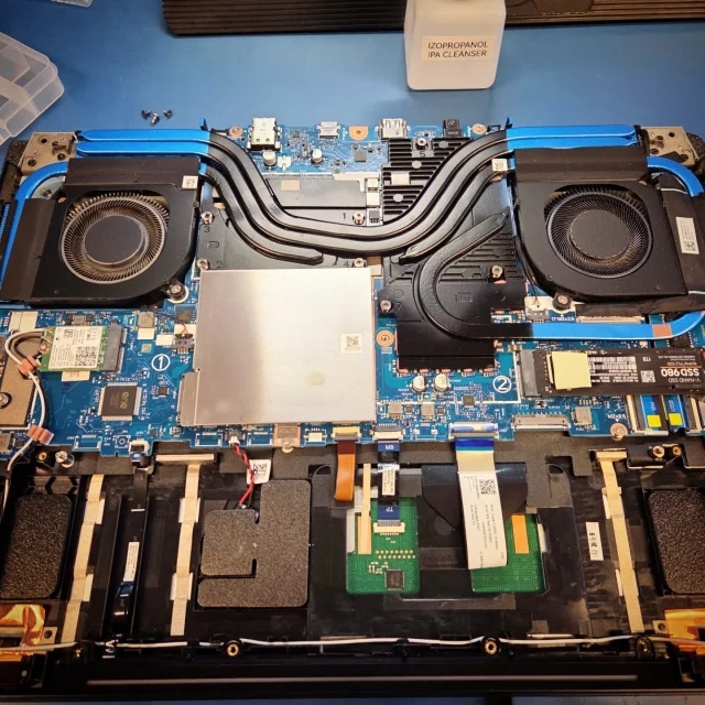 Niespodzianka od producenta ciekły metal poza procesorem!!! Acer Prestaor Helios 300 klient trafił po lekkim zalaniu klawiatury, w przygotowaniu do przeglądu okazało się to co widać na filmiku. #Acer #Liqiud #Gdańsk #Serwiskomputerowy #Przegląd