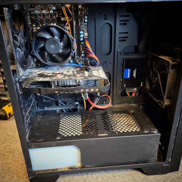 Poniedziałkowy pacjent.... i zasilacz power bandit który wybuchł i stopił gniazdo... 💥💥💥🤯 #monday #serwiskomputerowy #banditpower #poniedziałek